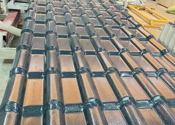 Resistencia ULTRAVIOLETA de las tejas 2.3m m de la impermeabilización del tejado de la resina sintética de la prevención de incendios