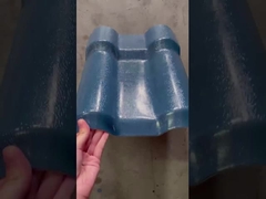 Exhibición de las tejas de tejado de la resina sintética